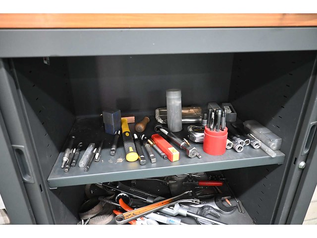 Werkplaatskast met gereedschap en werkplaatsinventaris (2x) - afbeelding 1 van  4