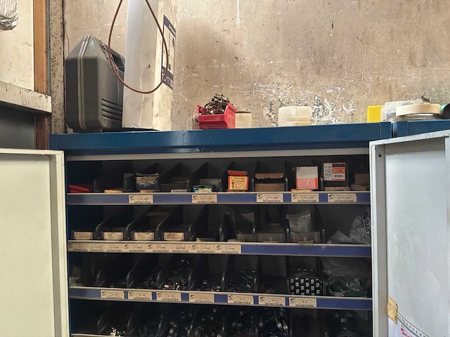 Werkplaatskast met inhoud (2x) - afbeelding 5 van  8