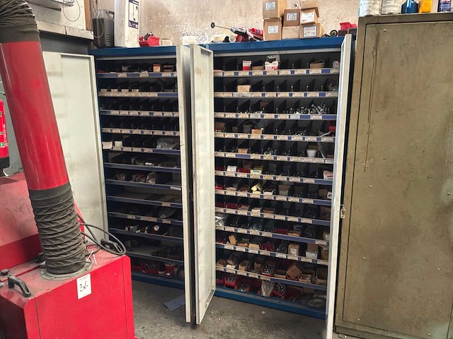 Werkplaatskast met inhoud (2x) - afbeelding 1 van  8