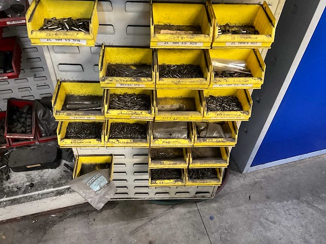 Werkplaatskast met inhoud - afbeelding 2 van  6