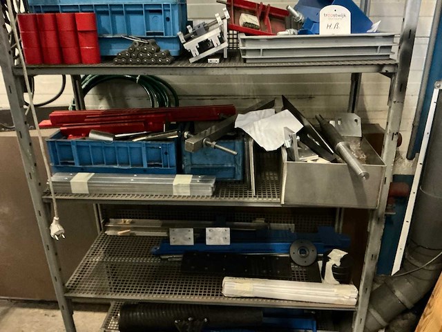 Werkplaatskast met inhoud - afbeelding 4 van  17