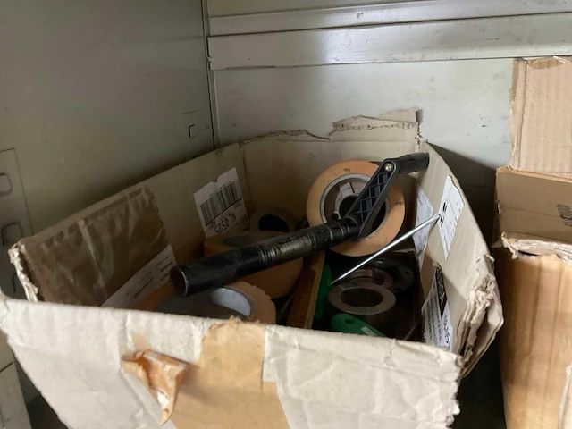 Werkplaatskast met inhoud. - afbeelding 12 van  15