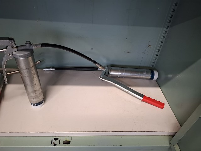 Werkplaatskast met inhoud - afbeelding 2 van  11