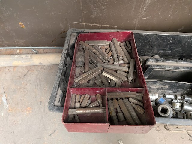 Werkplaatskast met inhoud - afbeelding 19 van  31