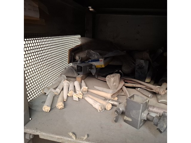 Werkplaatskast met inhoud - afbeelding 14 van  20