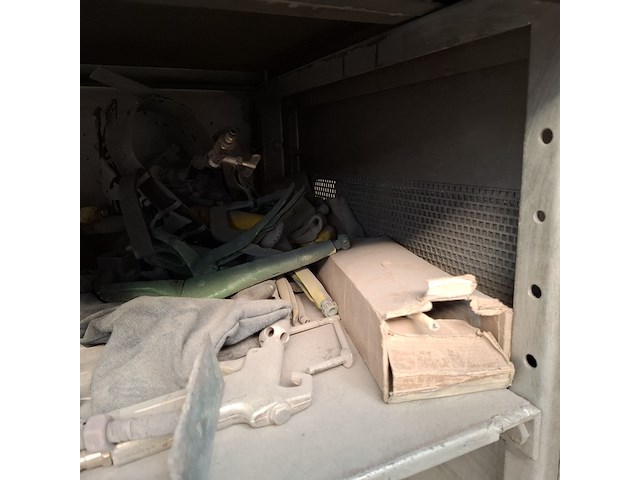 Werkplaatskast met inhoud - afbeelding 16 van  20