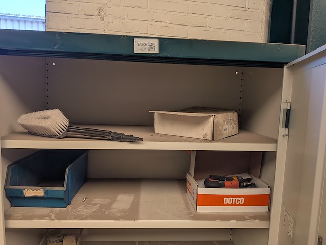 Werkplaatskast met inhoud - afbeelding 9 van  11