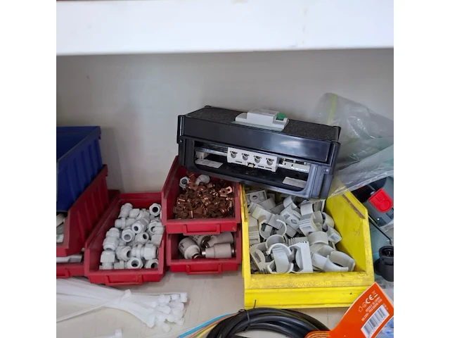 Werkplaatskast met inhoud - afbeelding 4 van  15