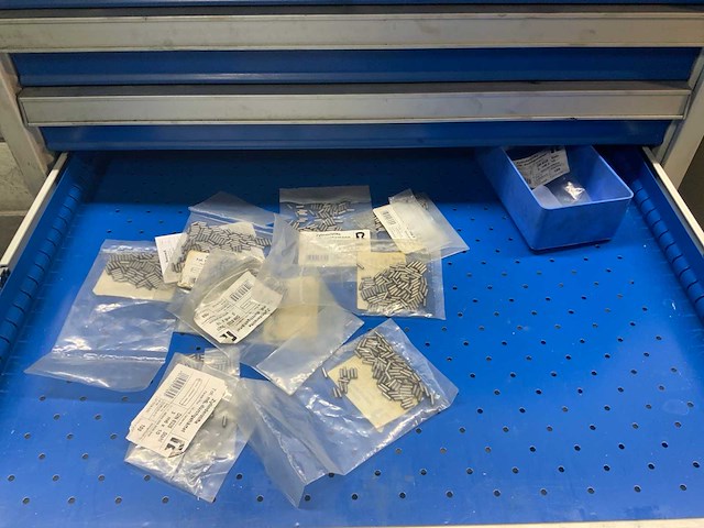 Werkplaatskast met inhoud - afbeelding 2 van  16