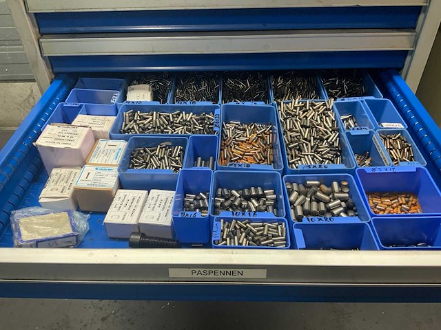 Werkplaatskast met inhoud - afbeelding 3 van  16