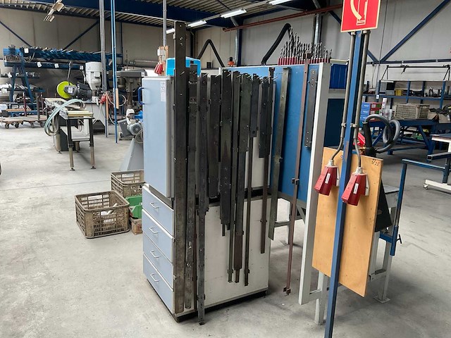 Werkplaatskast met inhoud - afbeelding 1 van  7