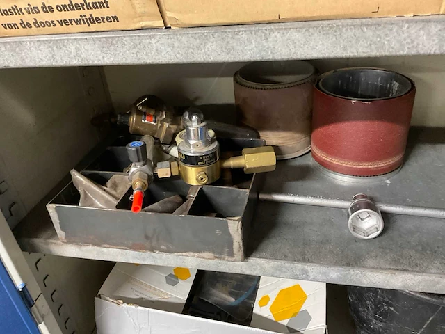Werkplaatskast met inhoud. - afbeelding 5 van  15