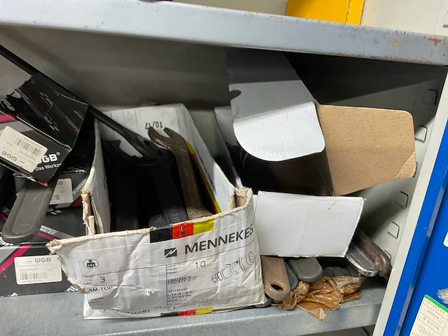 Werkplaatskast met inhoud. - afbeelding 12 van  12