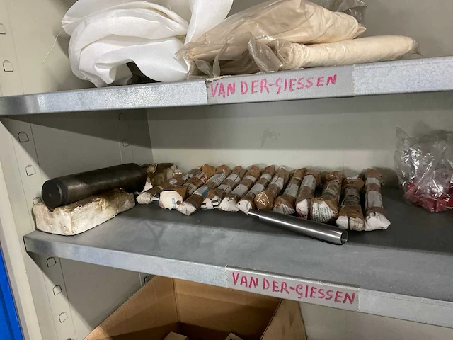 Werkplaatskast met inhoud. - afbeelding 4 van  9