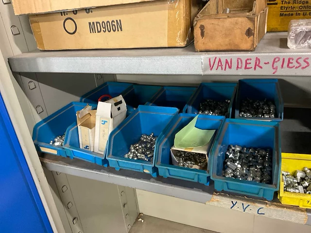 Werkplaatskast met inhoud. - afbeelding 8 van  9