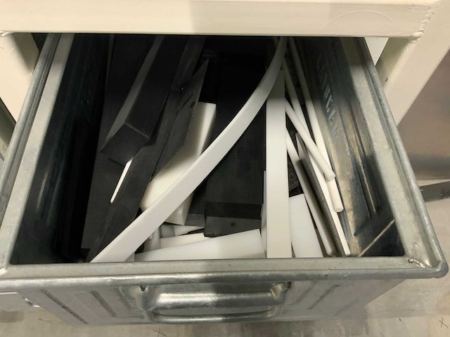 Werkplaatskast voorzien van (rvs, aluminium, kunststof ) voorraad - afbeelding 10 van  10