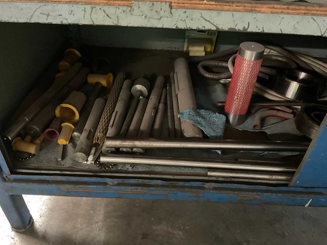 Werkplaatstafel met inhoud (2x) - afbeelding 11 van  15
