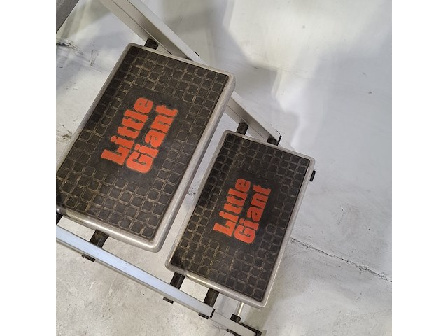 Werkplaatstrap 4 treeds, little giant - afbeelding 2 van  8
