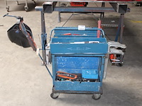 Werkplaatswagen / laskar met gereedschappen en gereedschapskist. gereedschapskist gevuld met schroevendraai...