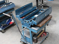 Werkplaatswagen / laskar met gereedschappen en gereedschapskist. gereedschapskist gevuld met schroevendraai... - afbeelding 2 van  2