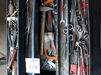 Werkplaatswagen / laskar met gereedschappen en gereedschapskist. gereedschapskist gevuld met schroevendraai... - afbeelding 4 van  4