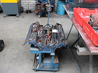 Werkplaatswagen / laskar met gereedschappen en gereedschapskist. gereedschapskist gevuld met schroevendraai... - afbeelding 1 van  3