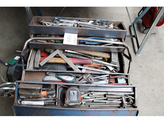 Werkplaatswagen / laskar met gereedschappen en gereedschapskist. gereedschapskist gevuld met schroevendraai... - afbeelding 3 van  3