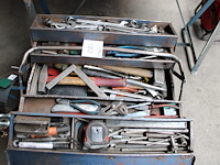 Werkplaatswagen / laskar met gereedschappen en gereedschapskist. gereedschapskist gevuld met schroevendraai... - afbeelding 3 van  3
