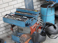 Werkplaatswagen / laskar met gereedschappen en gereedschapskist. gereedschapskist gevuld met schroevendraai... - afbeelding 2 van  4