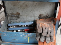 Werkplaatswagen / laskar met gereedschappen en gereedschapskist. gereedschapskist gevuld met schroevendraai... - afbeelding 4 van  4