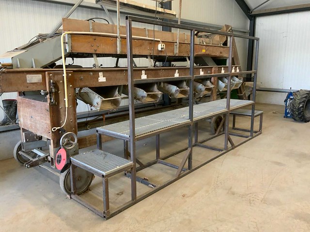 Werkplateau ten behoeve van aardappel sorteermachine - afbeelding 1 van  7