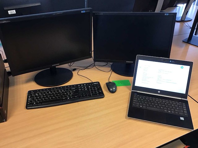 Werkplek 2 monitoren en laptop - afbeelding 1 van  4