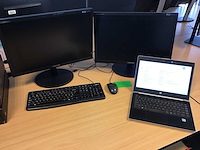 Werkplek 2 monitoren en laptop - afbeelding 1 van  4