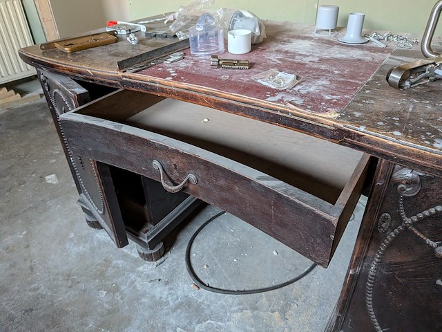 Werkplekopstelling met kast en nostalgisch bureau - afbeelding 3 van  12