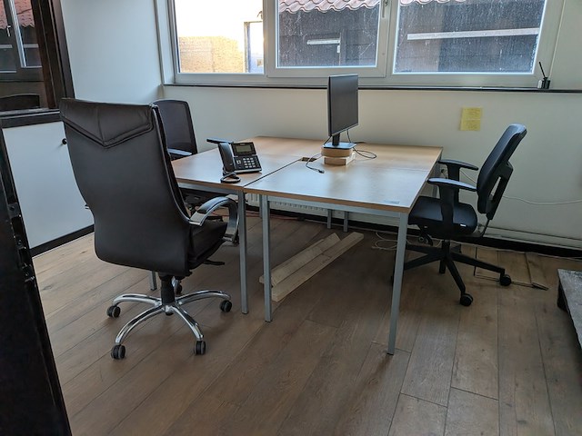 Werkplekopstelling met kast en nostalgisch bureau - afbeelding 1 van  12