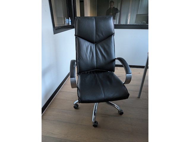 Werkplekopstelling met kast en nostalgisch bureau - afbeelding 9 van  12