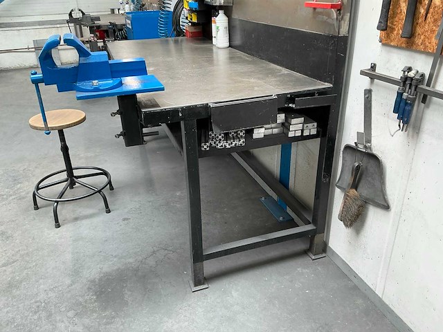 Werkstation met metalen werkbank - afbeelding 9 van  14