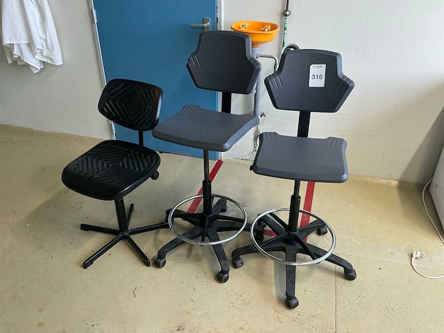 Werkstoelen + koelkast - afbeelding 1 van  6