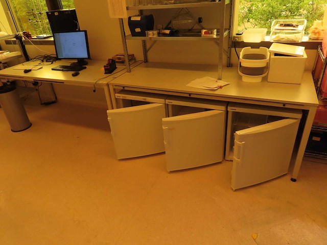 Werktafel (2x) - afbeelding 1 van  3