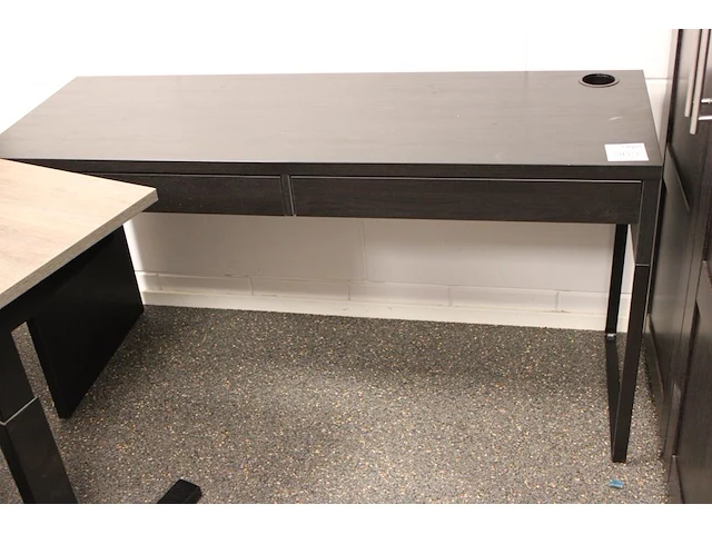 Werktafel afm. 142 x50 x75 cm v.v. twee lades. - afbeelding 1 van  3