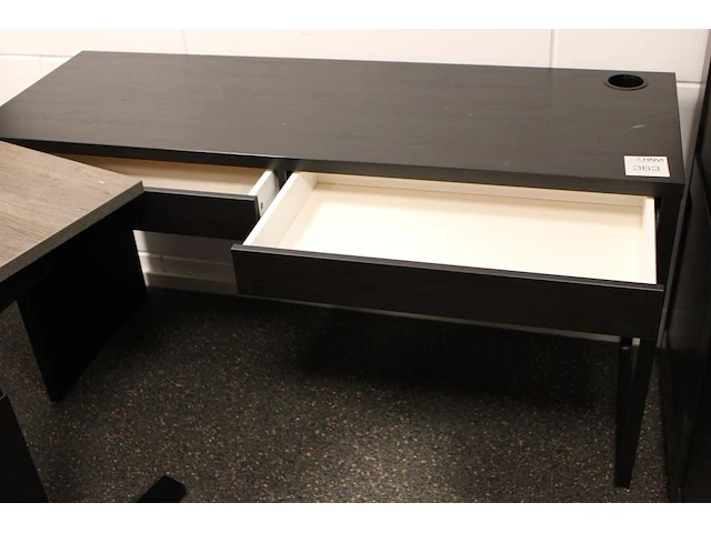 Werktafel afm. 142 x50 x75 cm v.v. twee lades. - afbeelding 2 van  3