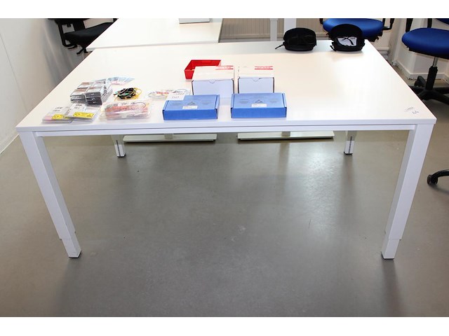 Werktafel, afm. 160 x 80 cm. in hoogte verstelbaar. - afbeelding 1 van  2