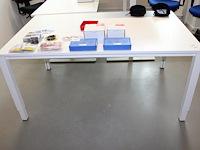 Werktafel, afm. 160 x 80 cm. in hoogte verstelbaar. - afbeelding 1 van  2