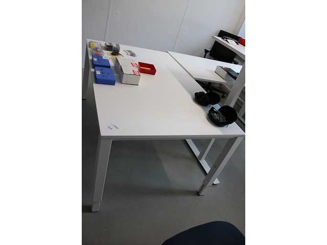 Werktafel, afm. 160 x 80 cm. in hoogte verstelbaar. - afbeelding 2 van  2