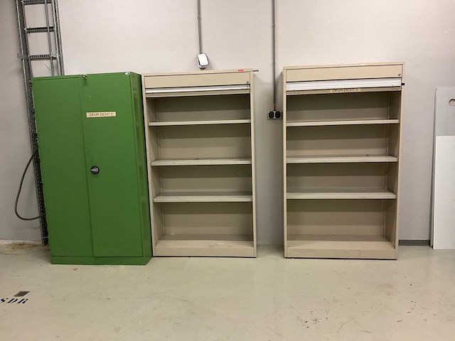 Werktafel, diverse kasten, afzuiginstallatie - afbeelding 7 van  22