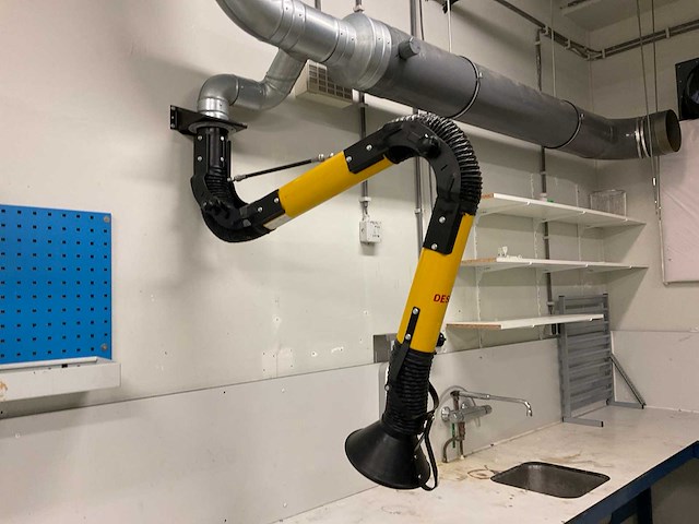 Werktafel, diverse kasten, afzuiginstallatie - afbeelding 11 van  22