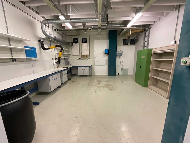 Werktafel, diverse kasten, afzuiginstallatie - afbeelding 1 van  22