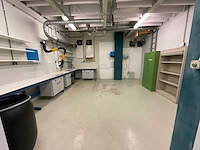 Werktafel, diverse kasten, afzuiginstallatie - afbeelding 1 van  22