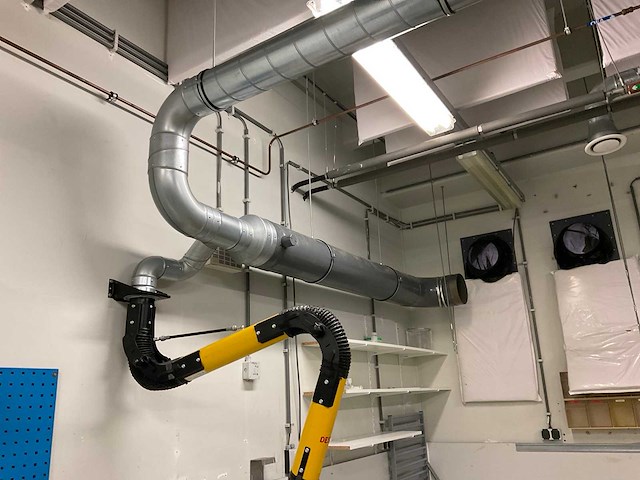 Werktafel, diverse kasten, afzuiginstallatie - afbeelding 13 van  22