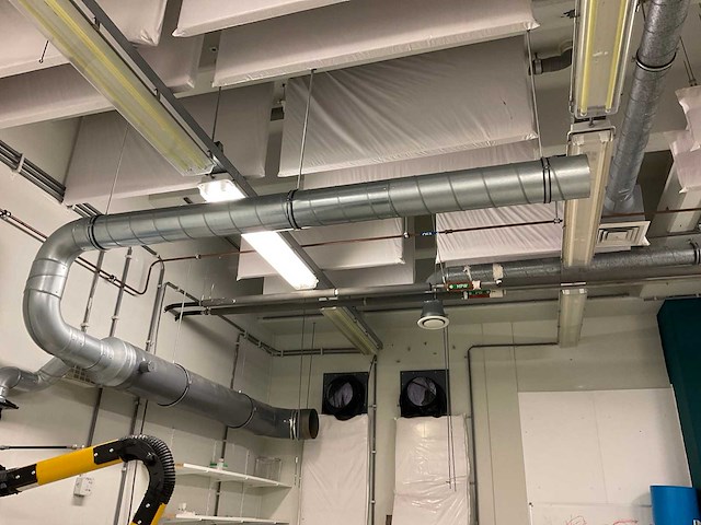 Werktafel, diverse kasten, afzuiginstallatie - afbeelding 14 van  22